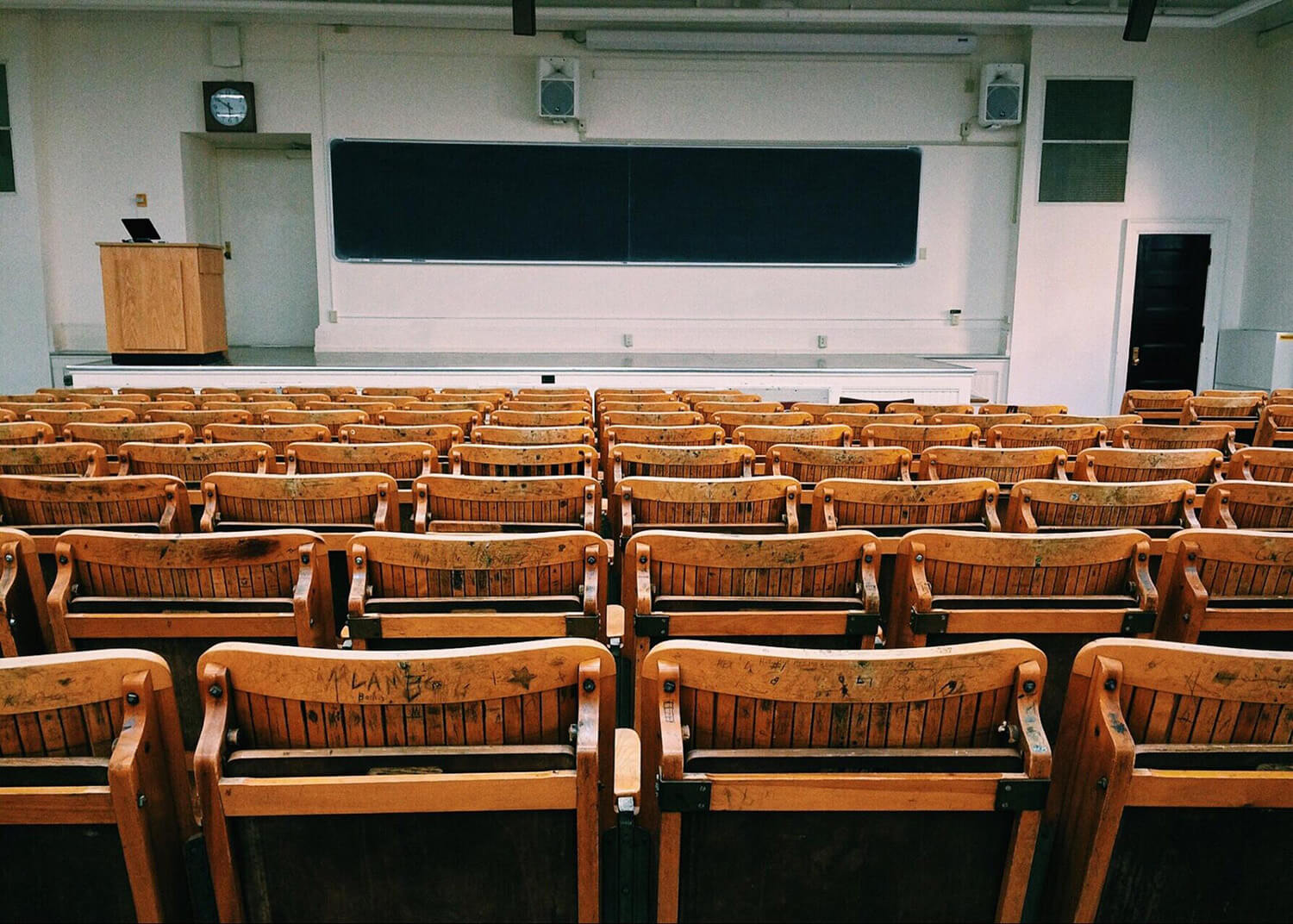 Lecture hall with empty seating.