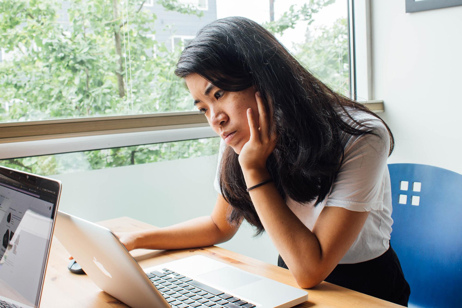 educator assessing an assessment online